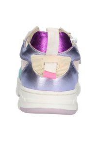 Multicolore sneaker met een metallic paarse hiel, lichtblauwe accenten, een gestructureerd mesh-lichaam en een prominente roze trekband aan de achterkant.