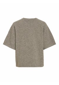 Pelēks adīts tops ar īsām raglānu piedurknēm un apaļu kakla izgriezumu. Mīksta tekstūra, vaļīgs piegriezums un taisna apakšmala. Nav redzamu rotājumu.