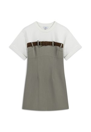 Abito a maniche corte con parte superiore bianca e gonna grigio chiaro. Presenta una vita cintrata con una cintura marrone e un design sagomato con una texture liscia.