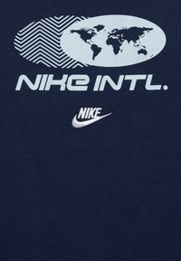 Nike Sportswear TEE AMPLIFY UNISEX - Camiseta estampada - midnight navy