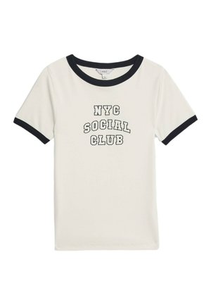T-shirt en coton blanc avec col et manches en côte bleu marine, présentant "NYC SOCIAL CLUB" imprimé en gros caractères noirs sur le devant.