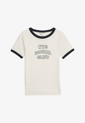 Biała bawełniana koszulka z granatowymi ściągaczami przy kołnierzu i rękawach, z napisem "NYC SOCIAL CLUB" w dużym czarnym tekście z przodu.