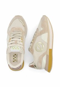 Sneaker beige con inserti in rete, suede e dettagli lucidi. Punta rotonda, design con lacci, accessori in oro e suola in gomma testurizzata. Presente il dettaglio del logo.