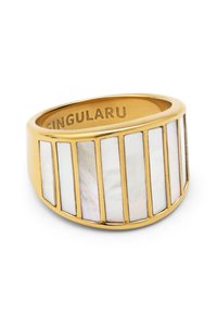 Gouden ring met een brede band en verticale inzetstukken van iriserende parelmoer. Gladde afwerking met een minimalistisch ontwerp.