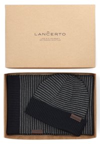 Zestaw dzianinowy, w skład którego wchodzi paskowana czapka i pasujący szalik w kolorze szarym i czarnym, zapakowany w tekturowe pudełko z metką marki.