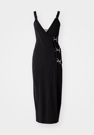 Roupão preto sem mangas com decote em V, apresentando um design envolvente e anéis prateados de fecho lateral. Textura suave, comprimento médio.