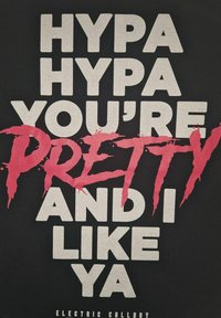 Teksti, jossa on lihavoituja valkoisia kirjaimia sanomassa "HYPA HYPA YOU'RE" ja punaisilla tyylitellyillä kirjaimilla kirjoitettu "PRETTY" päällekkäin, jota seuraa "AND I LIKE YA."