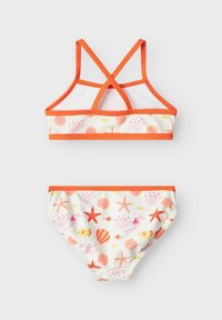Schwimmsatz mit weißem Hintergrund und bunten, meeresthematischen Mustern. Das Oberteil hat orangefarbene Akzente und einen Racerback; das Unterteil ist im Bikini-Stil.