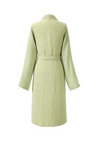 Peignoir de bain en coton vert clair avec une finition texturée et matelassée, manches longues, col châle et une ceinture assortie à la taille.