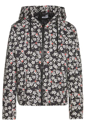 Sort hættejakke med lynlås, hvidt blomsterprint og røde hjerteaccents, med teksten "Love Moschino" trykt cirkulært over det hele.