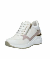 Sneaker bianco con finitura testurizzata, dettagli rosa, una cerniera dorata e suola a zeppa. Presenta lacci e materiali sintetici.