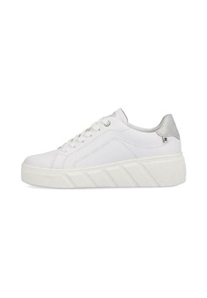Baskets blanches avec une semelle texturée blanche et un accent argenté au niveau du talon. Elles présentent des œillets ronds et des lacets plats avec une surface supérieure lisse.