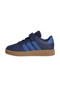 Zapatillas deportivas azul marino con acentos azules, parte superior texturizada, cierre de cordones y correa de velcro sobre una suela de goma.