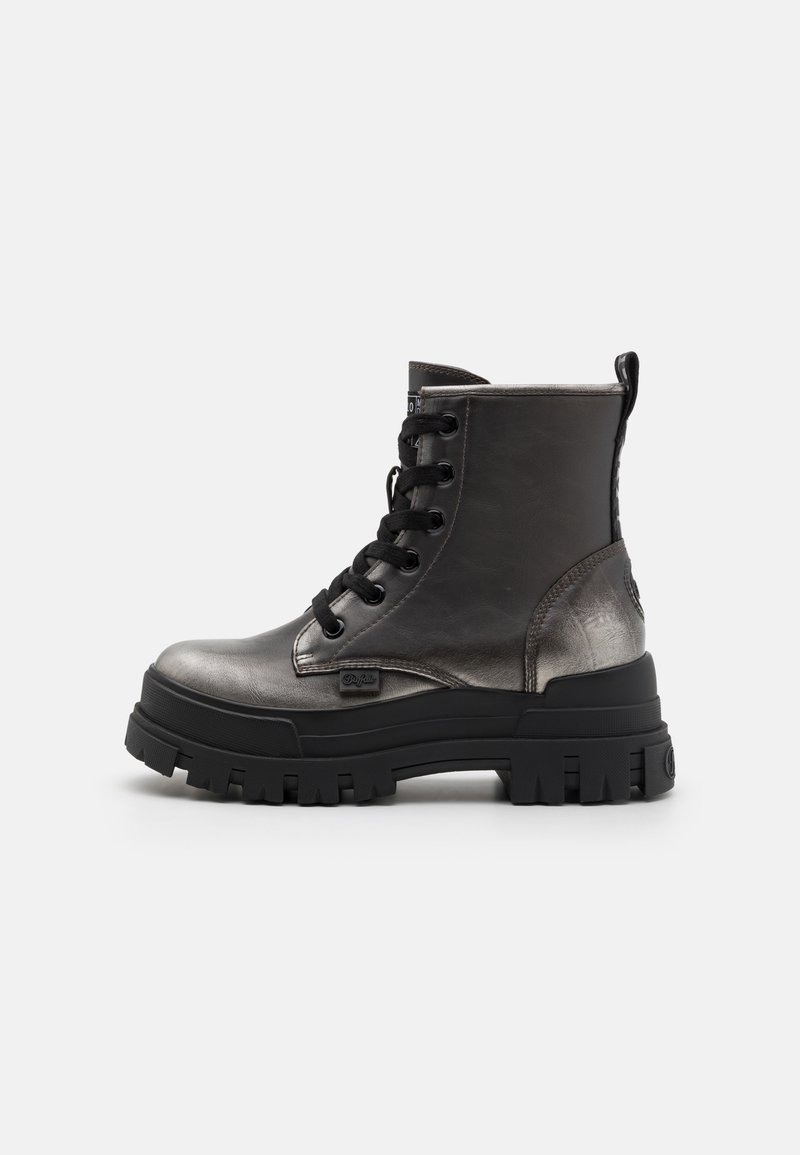 Stivali ankle metallici neri con lacci, suola in gomma spessa e punta arrotondata. Presentano una linguetta sul retro e dettagli di cucitura laterale.