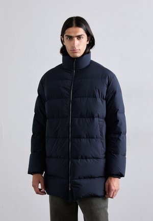 Giacca puffer navy con collo alto, chiusura con zip e imbottitura orizzontale. Il tessuto sembra liscio con una finitura opaca.