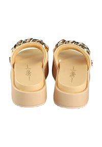 Sandali platform beige con una larga fascia decorata da una catena dorata, texture liscia, soletta imbottita e pianta conformata.