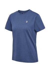 Blaues T-Shirt mit kurzen Ärmeln und Rundhalsausschnitt mit kleinem weißen Logo auf der linken Brust, dargestellt auf weißem Hintergrund.