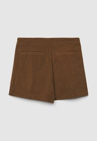 Pantaloni corti in velluto a coste marroni con due tasche a filetto posteriori, esposti piatti su uno sfondo bianco.