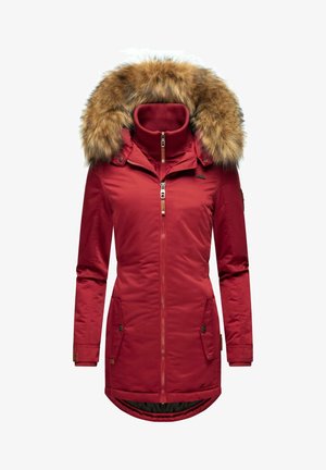 Parka roja con capucha de piel sintética, cierre de cremallera y botón, dos bolsillos frontales y un dobladillo trasero más largo. Textura suave y diseño ajustado.