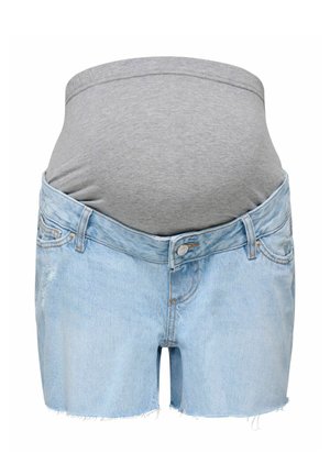 Rekbare grijze zwangerschapsband bevestigd aan lichtblauwe denim short met rafelige zoom en knoopsluiting aan de voorkant.
