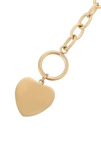 Guld hjerteformet vedhæng med en blank overflade, fastgjort til en struktureret guldkæde gennem en cirkulær ring. Enkel og elegant design.