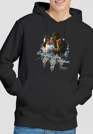 Schwarzer Hoodie mit einem Paar in historischen Kleidern, das sich umarmt, umgeben von blauen und weißen Blumen und dem Text "Jede Liebesgeschichte ist anders."