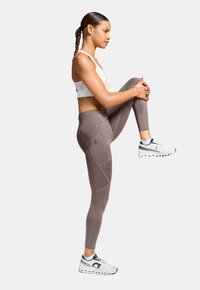 On PERFORMANCE 7/8 - Leggings - ash
