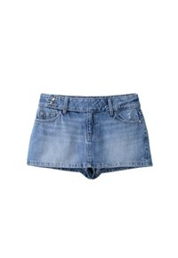 Jupe en jean bleu clair avec poches avant, passants de ceinture et fermeture à deux boutons à la taille, présentée sur un fond blanc.