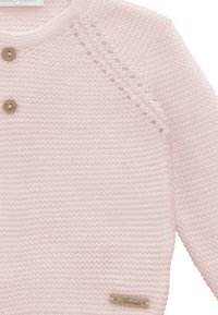 Suéter de punto rosa claro con un patrón texturizado, que presenta botones de madera y una pequeña etiqueta de marca en la parte inferior delantera.