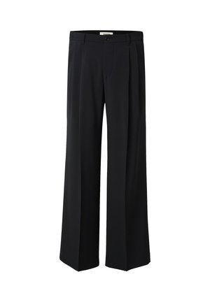 Czarne, szerokie spodnie garniturowe z przodu zapinane na guziki i zamek, z szlufkami na pasek oraz subtelnymi plisami z przodu.