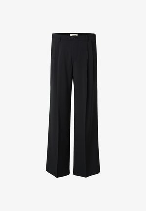 Czarne, szerokie spodnie garniturowe z przodu zapinane na guziki i zamek, z szlufkami na pasek oraz subtelnymi plisami z przodu.