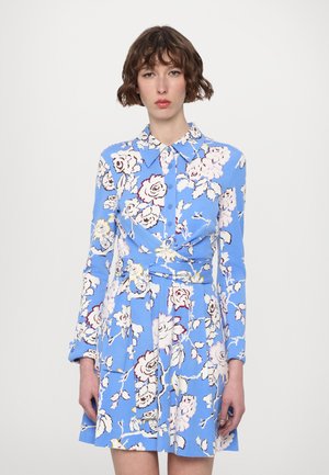 Blaues Blumenkleid mit langen Ärmeln, Knopf-down-Kragen und plissiertem Rock. Das Material hat eine glatte Textur; detailliertes Rosenmuster in Weiß und Creme.