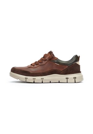 Zapatillas de cuero y ante marrón con un acento metálico verde, parte superior texturizada y suela de goma beige claro con tracción segmentada.
