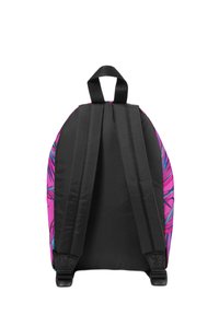 Zaino con un design di foglie tropicali rosa su un lato e tessuto nero sul retro. Presenta spallacci regolabili e una maniglia superiore.