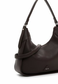 Borsa hobo in pelle marrone con superficie testurizzata, tracolla singola, hardware in tonalità argento e dettaglio del logo triangolare sul lato.