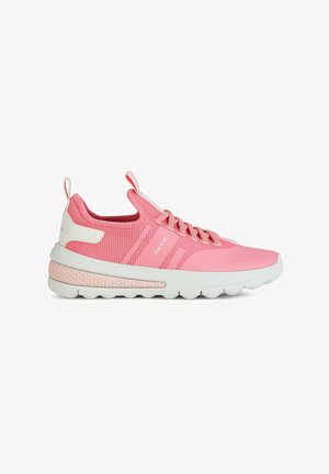Zapatilla de malla rosa con suela blanca. Presenta cordones, un cuello acolchado y un acento texturizado en el talón. Logo en el lateral. Diseño ligero.