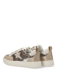 Zapatillas hechas de cuero beige y material de brillo deslumbrante, con un diseño de estrella, punta redonda y una suela de goma texturizada.
