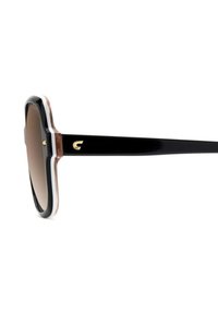 Occhiali da sole neri angolari con contorno trasparente, lenti a gradiente marrone e un piccolo logo dorato sul braccio. Tempie nere texturizzate.