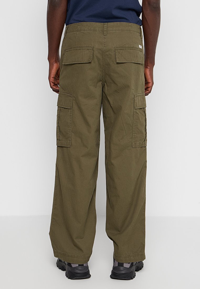 Cargo-Hose in Olivgrün, aus strapazierfähigem Stoff. Mit weit geschnittenen Beinen, zwei aufgesetzten Gesäßtaschen und zwei Seitentaschen.