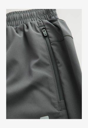 Hallid hallid spordilühikesed püksid on valmistatud siledast kangast, millel on elastne vöökoht ja külgpocket, puhas õmblemine ja minimaalne detailide rohkus.