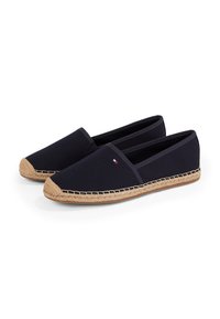 Espadrilles en toile bleue marine avec embout en jute et couture. Design plat, panneaux élastiques latéraux et détail du logo signature sur le dessus.