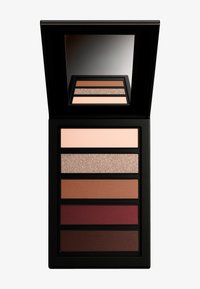 Paleta cieni do powiek w pięciu kolorach w eleganckim czarnym opakowaniu. Zawiera jasny krem, błyszczący beż oraz cztery matowe odcienie w ciepłych brązach i burgundzie.
