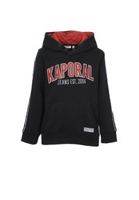 Sudadera negra con forro rojo, "KAPORAL JEANS EST. 2004" impreso en rojo y blanco, bolsillo frontal, franjas laterales blancas, material de algodón.