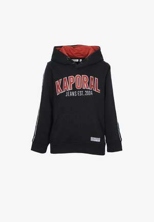Felpa nera con rivestimento rosso, con la scritta "KAPORAL JEANS EST. 2004" stampata in rosso e bianco, tasca frontale, strisce bianche sui lati, materiale in cotone.