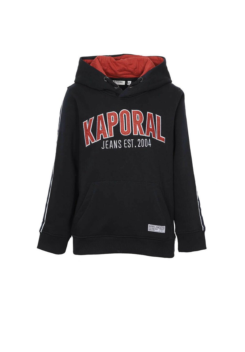 Sudadera negra con forro rojo, "KAPORAL JEANS EST. 2004" impreso en rojo y blanco, bolsillo frontal, franjas laterales blancas, material de algodón.