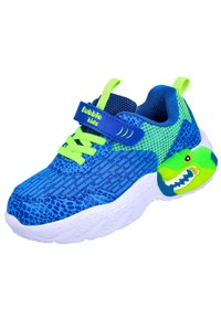 Zapatillas de malla azules con acentos verdes, presentan un diseño texturizado, suela blanca y un gráfico de tiburón en el lateral. Incluye una correa de velcro.
