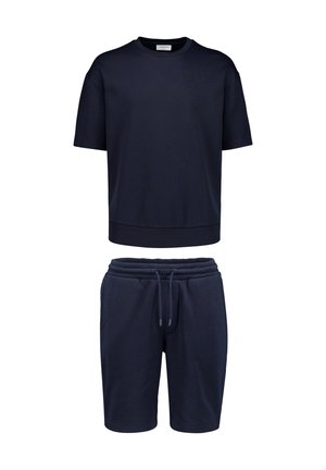 Granatowy t-shirt z krótkim rękawem oraz dopasowane granatowe szorty z troczkiem, oba wykonane z miękkiego, codziennego materiału.