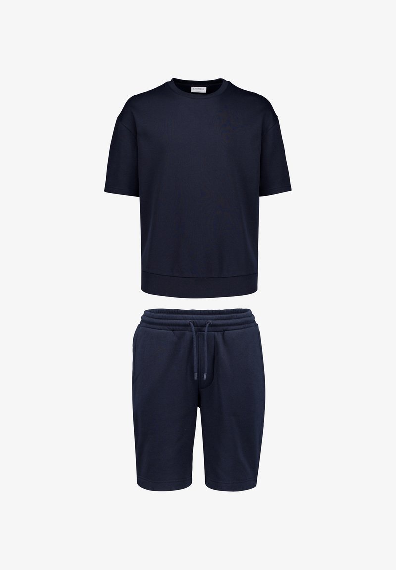Granatowy t-shirt z krótkim rękawem oraz dopasowane granatowe szorty z troczkiem, oba wykonane z miękkiego, codziennego materiału.