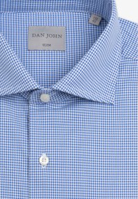 Camicia slim-fit a quadretti bianco e blu con collo abbottonato e etichetta "DAN JOHN" all'interno del collo.