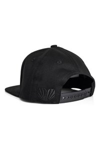 Fekete snapback sapka textúrált anyagból, lapos karimával, állítható műanyag pánttal és dombornyomott kagyló logóval a hátsó részen.